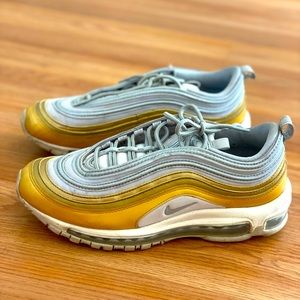 Nike running shoes. Used like new! Mint condition.
Gold & silver color.